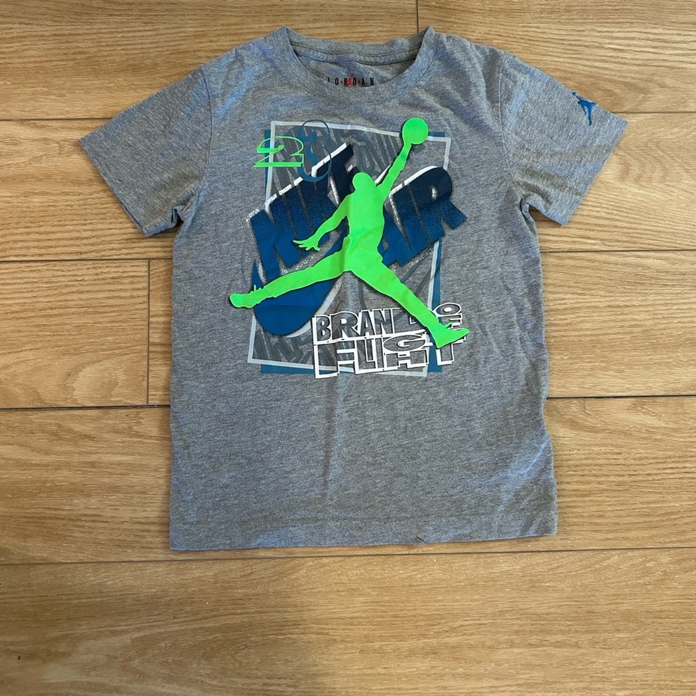 Boys Nike Air Jordan Gray and Green Short Sleeve Logo Tee Size S